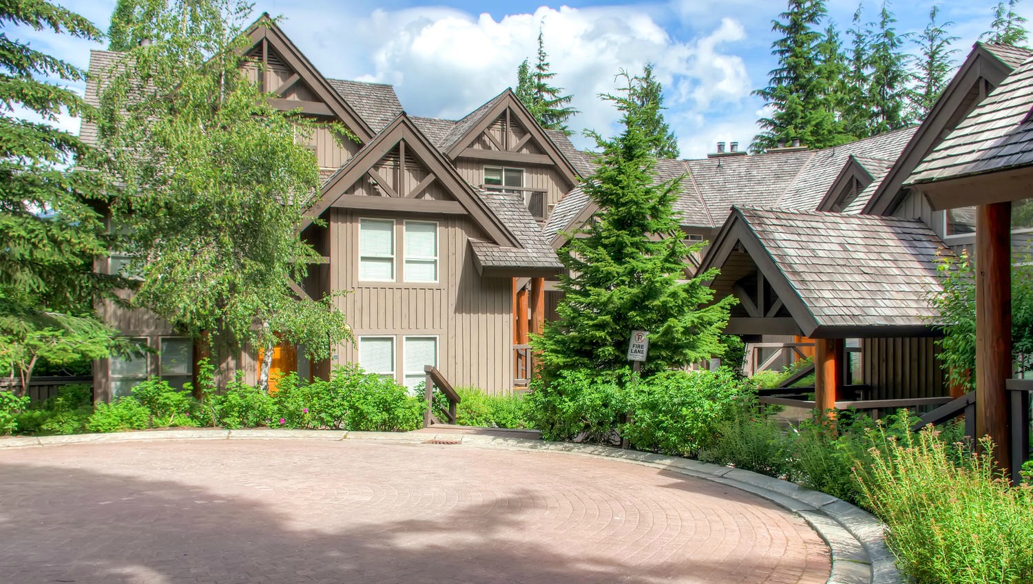 Painted Cliff Townhome exterior in summer